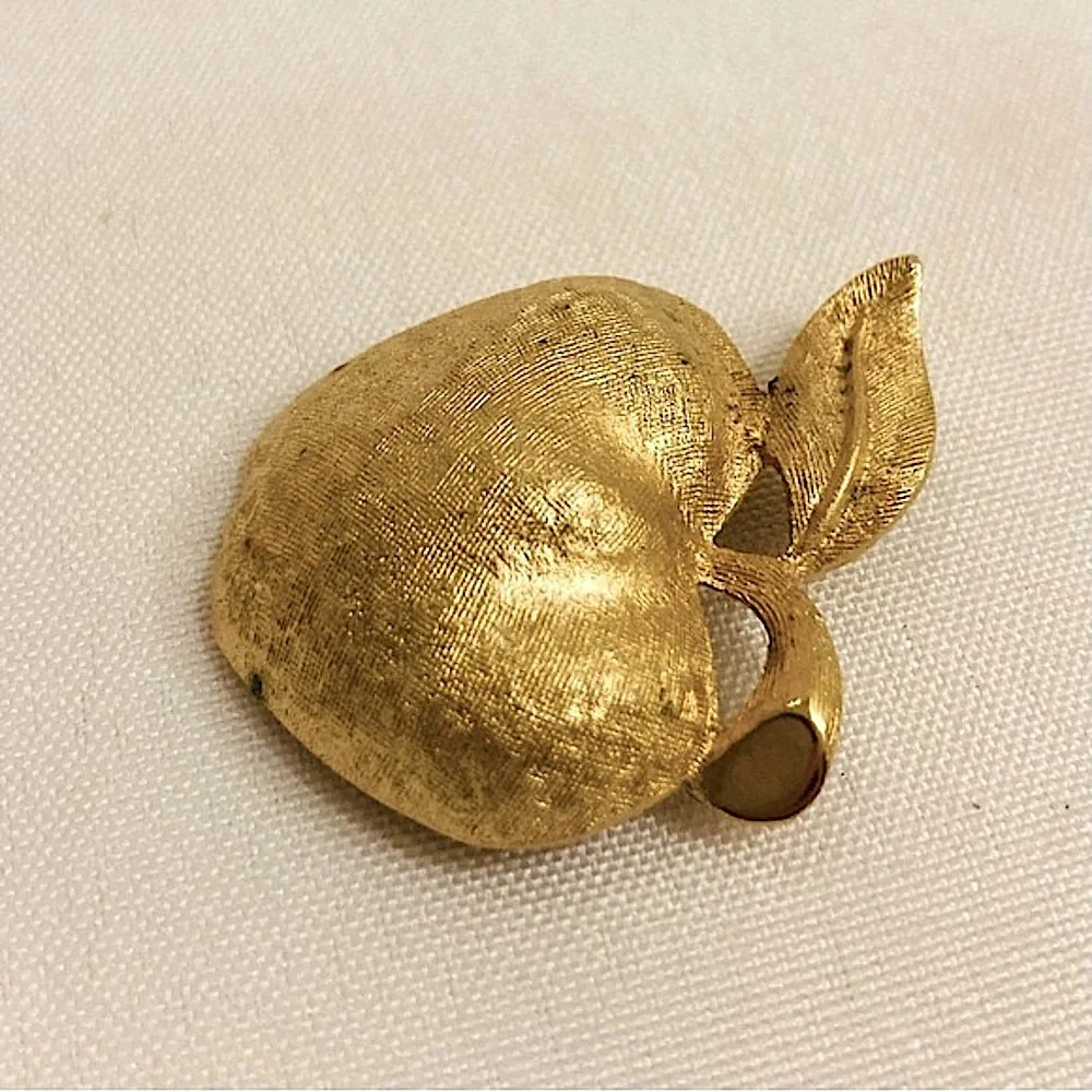 💫 Vintage Gold Apple Brooch Pin